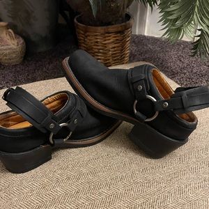 Womens Harley Davidson riding clogs size 6 1/2 Authentic in like new condition